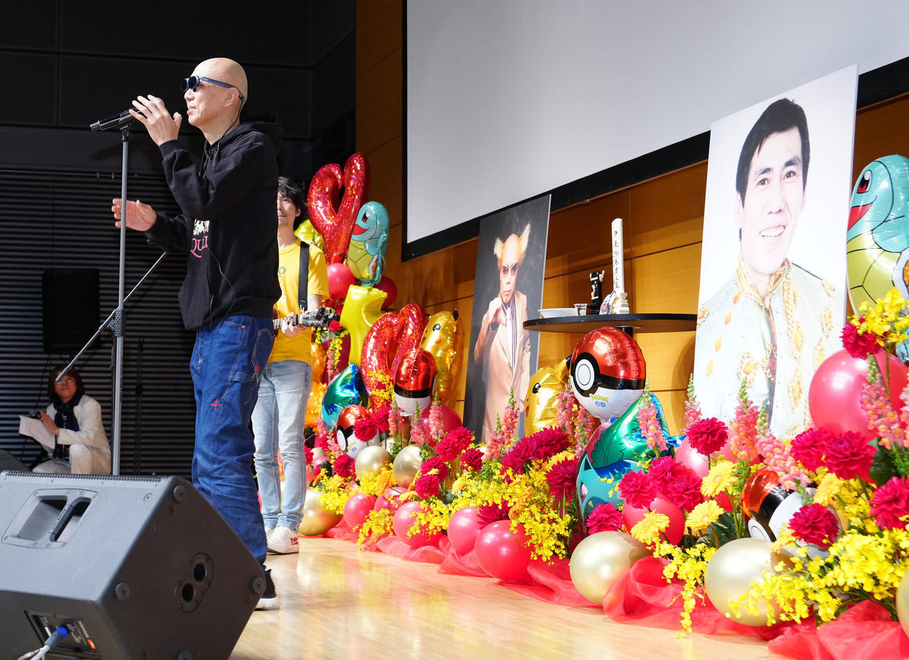 南部虎弾さんとエスパー伊東さんの合同お別れ会で熱唱するサンプラザ中野くん（撮影・江口和貴）