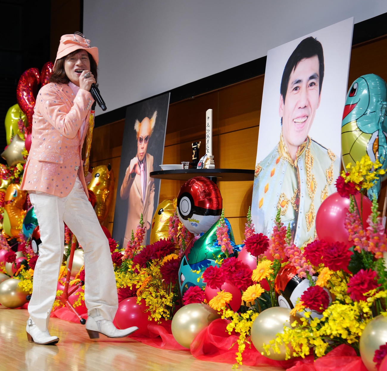 南部虎弾さんとエスパー伊東さんの合同お別れ会で熱唱するダイアモンド☆ユカイ（撮影・江口和貴）