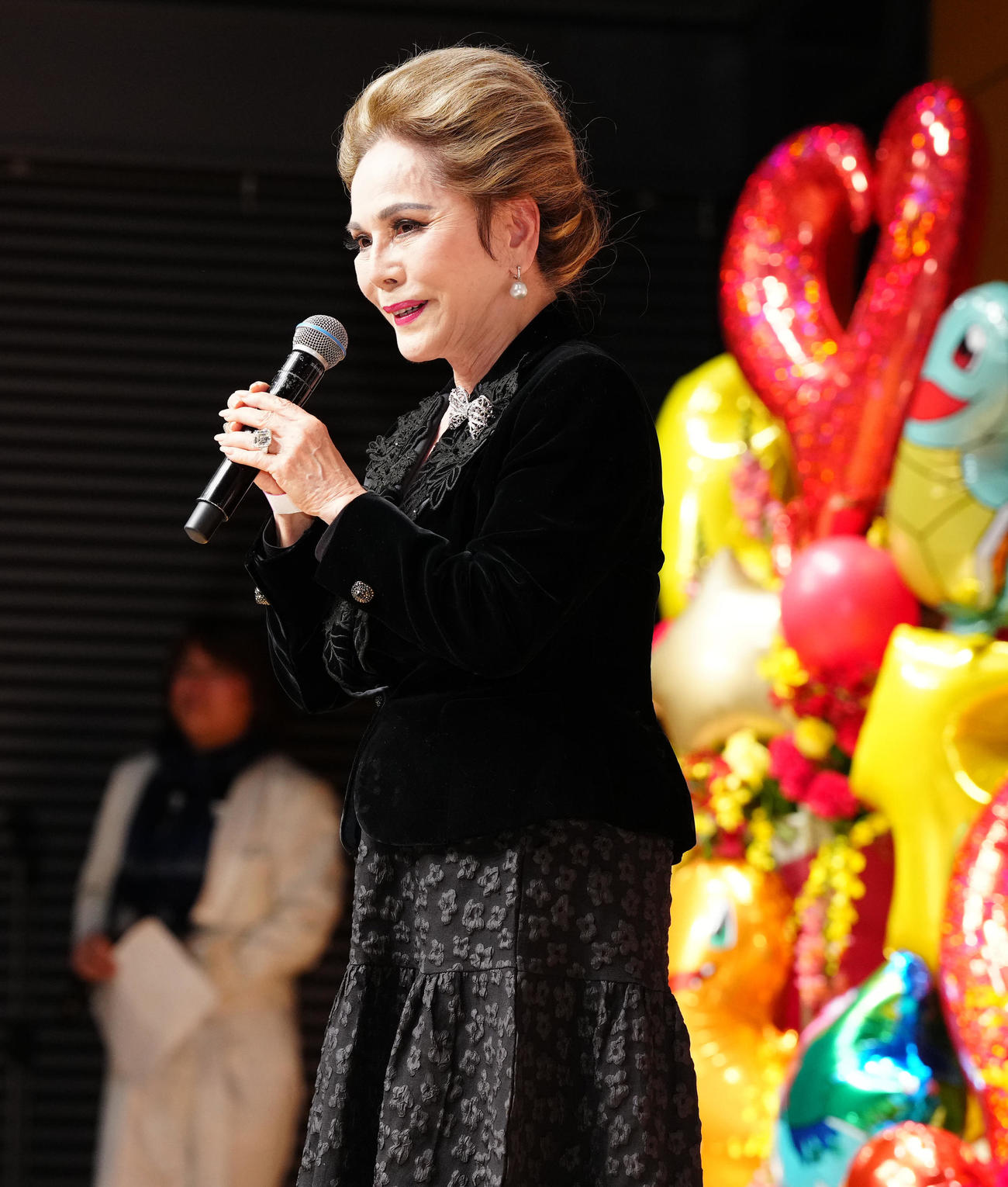 南部虎弾さんとエスパー伊東さんの合同お別れ会で登壇し言葉を述べるデヴィ夫人（撮影・江口和貴）