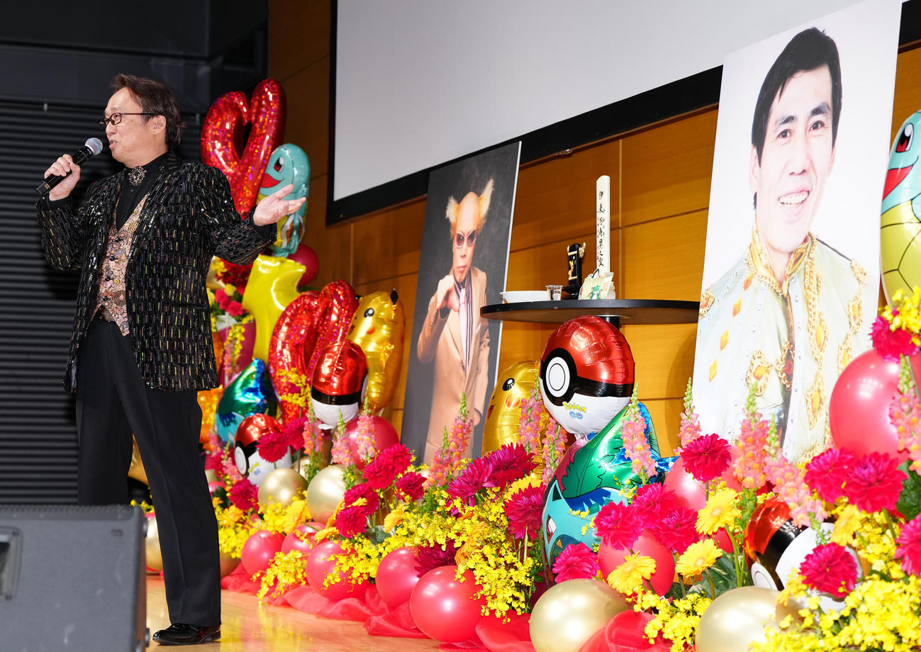 南部虎弾さんとエスパー伊東さんの合同お別れ会で熱唱する葉月パル（撮影・江口和貴）