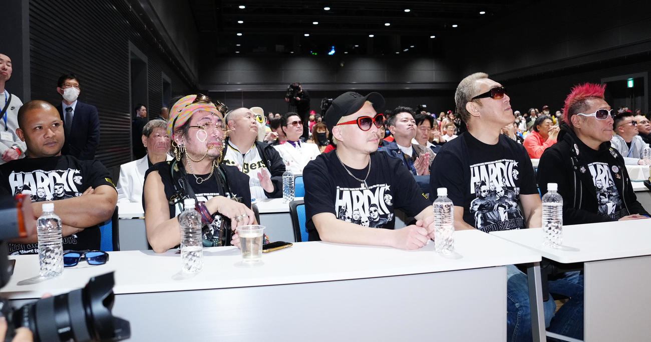 南部虎弾さんとエスパー伊東さんの合同お別れ会に出席する電撃ネットワークのメンバー（撮影・江口和貴）