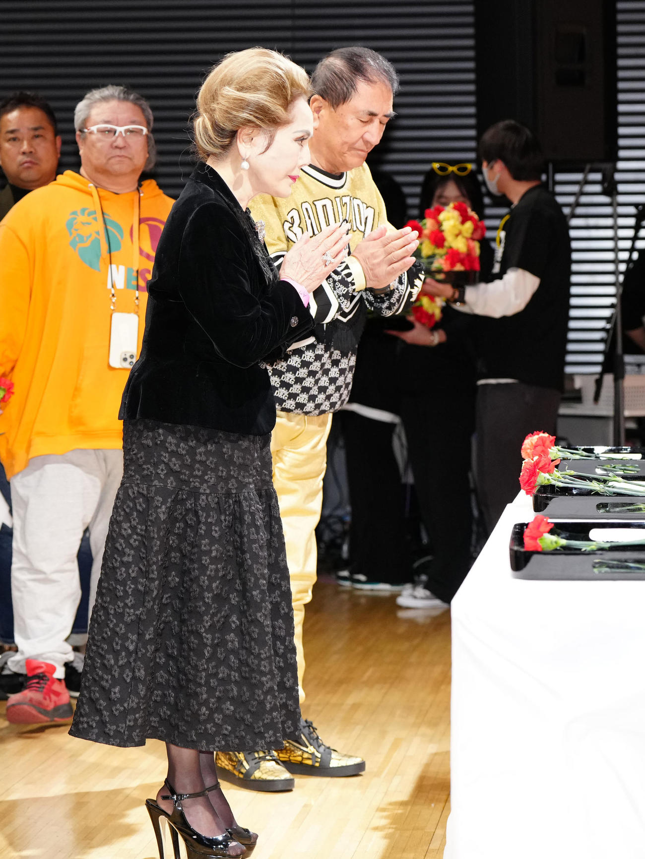 南部虎弾さんとエスパー伊東さんの合同お別れ会で献花するデヴィ夫人（撮影・江口和貴）