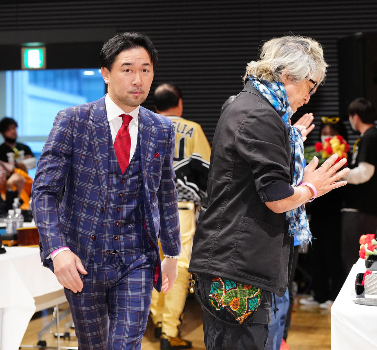 南部虎弾さんとエスパー伊東さんの合同お別れ会で献花した山中慎介氏（左）と板垣恵介氏（撮影・江口和貴）