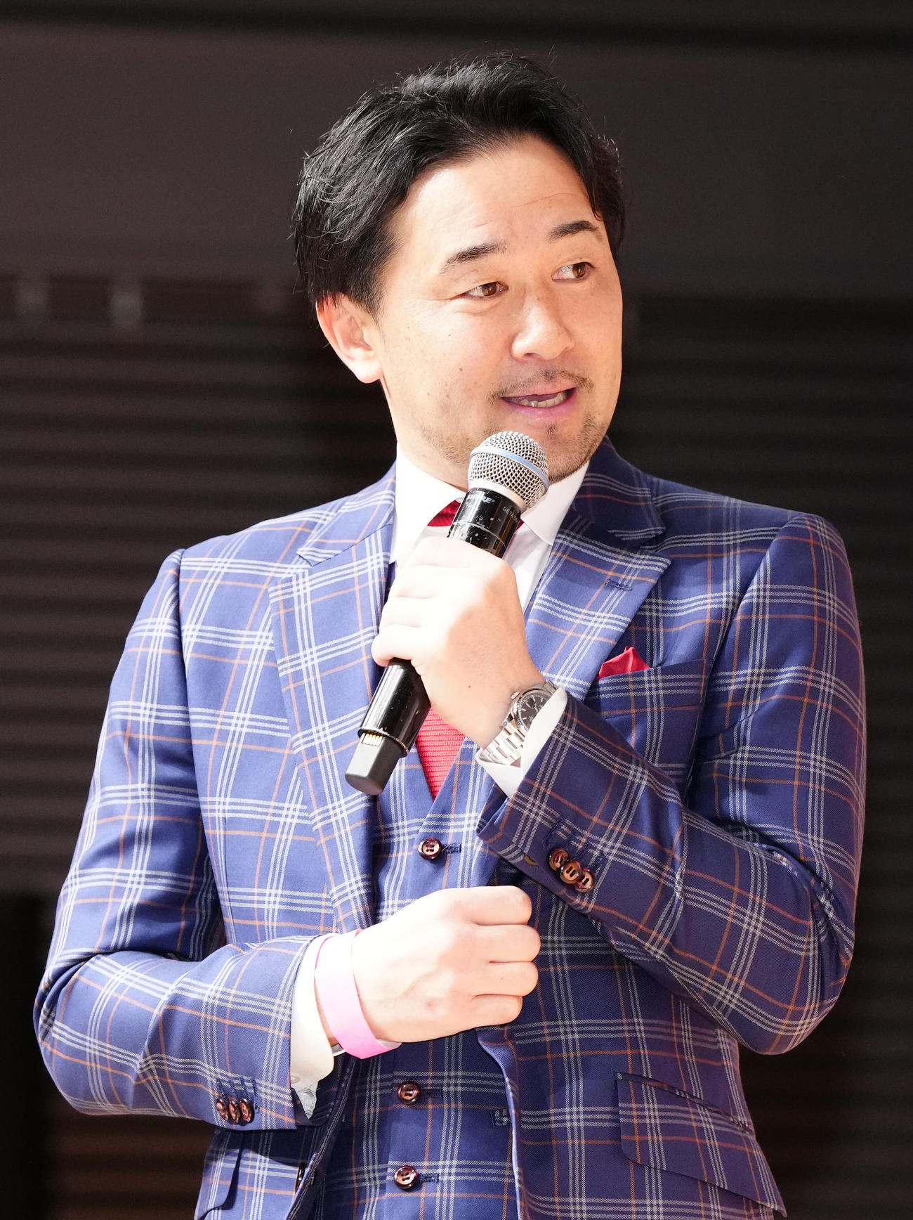 南部虎弾さんとエスパー伊東さんの合同お別れ会の壇上で言葉を述べる山中慎介氏（撮影・江口和貴）