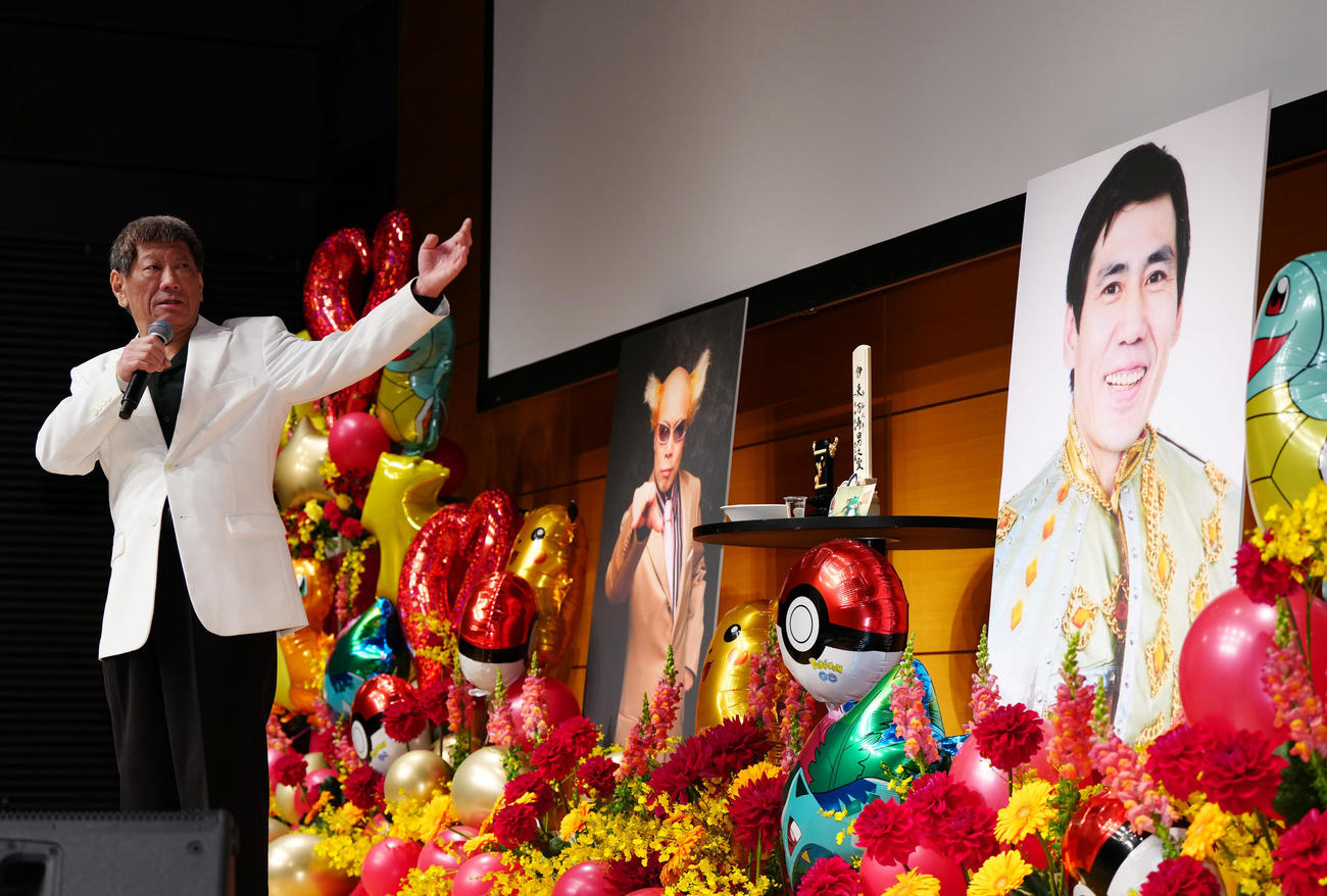 南部虎弾さんとエスパー伊東さんの合同お別れ会の壇上で言葉を述べるビトタケシ（撮影・江口和貴）