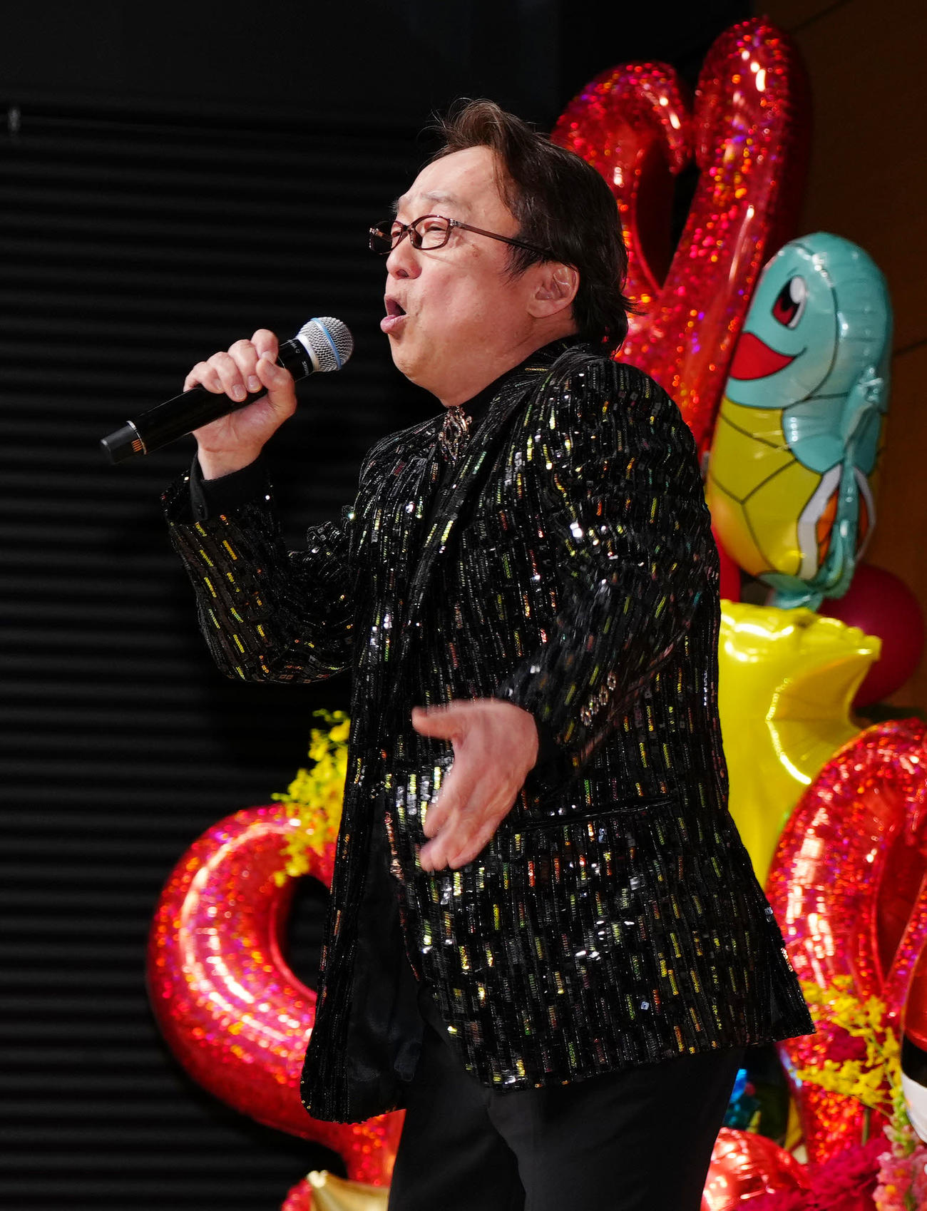 南部虎弾さんとエスパー伊東さんの合同お別れ会で熱唱する葉月パル（撮影・江口和貴）