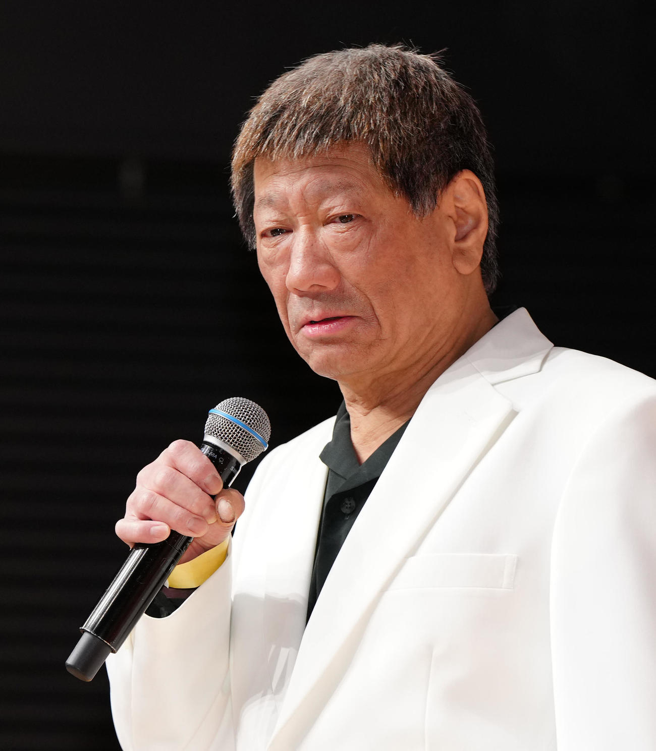 南部虎弾さんとエスパー伊東さんの合同お別れ会の壇上で言葉を述べるビトタケシ（撮影・江口和貴）