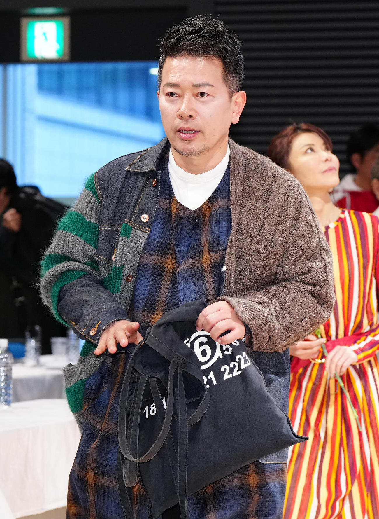 南部虎弾さんとエスパー伊東さんの合同お別れ会で献花した宮迫博之（撮影・江口和貴）