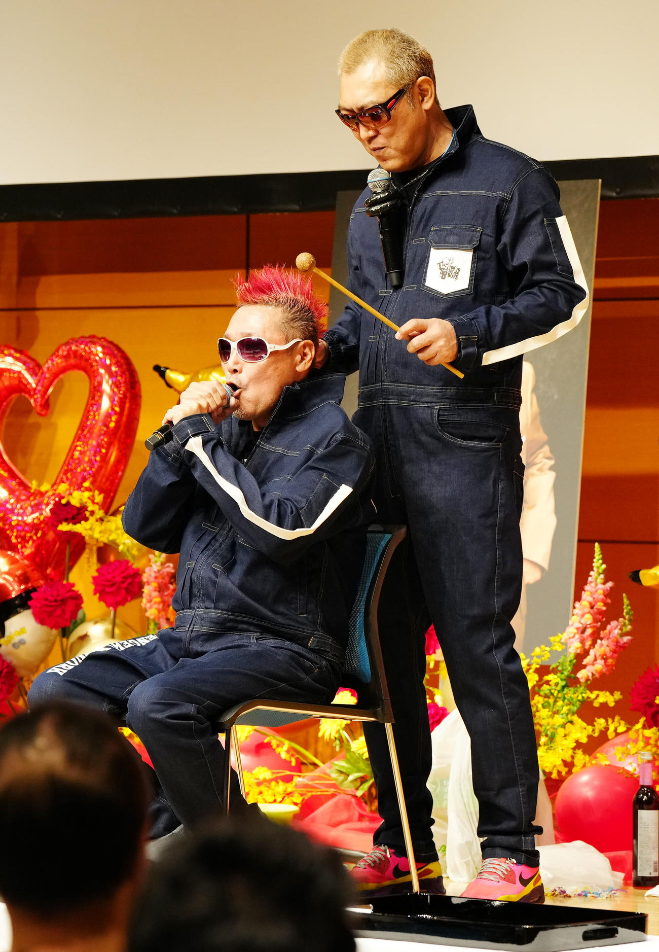 南部虎弾さんとエスパー伊東さんの合同お別れ会でパフォーマンスを行う電撃ネットワークのメンバー（撮影・江口和貴）
