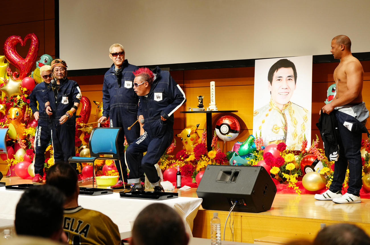南部虎弾さんとエスパー伊東さんの合同お別れ会でパフォーマンスを行う電撃ネットワークのメンバー（撮影・江口和貴）