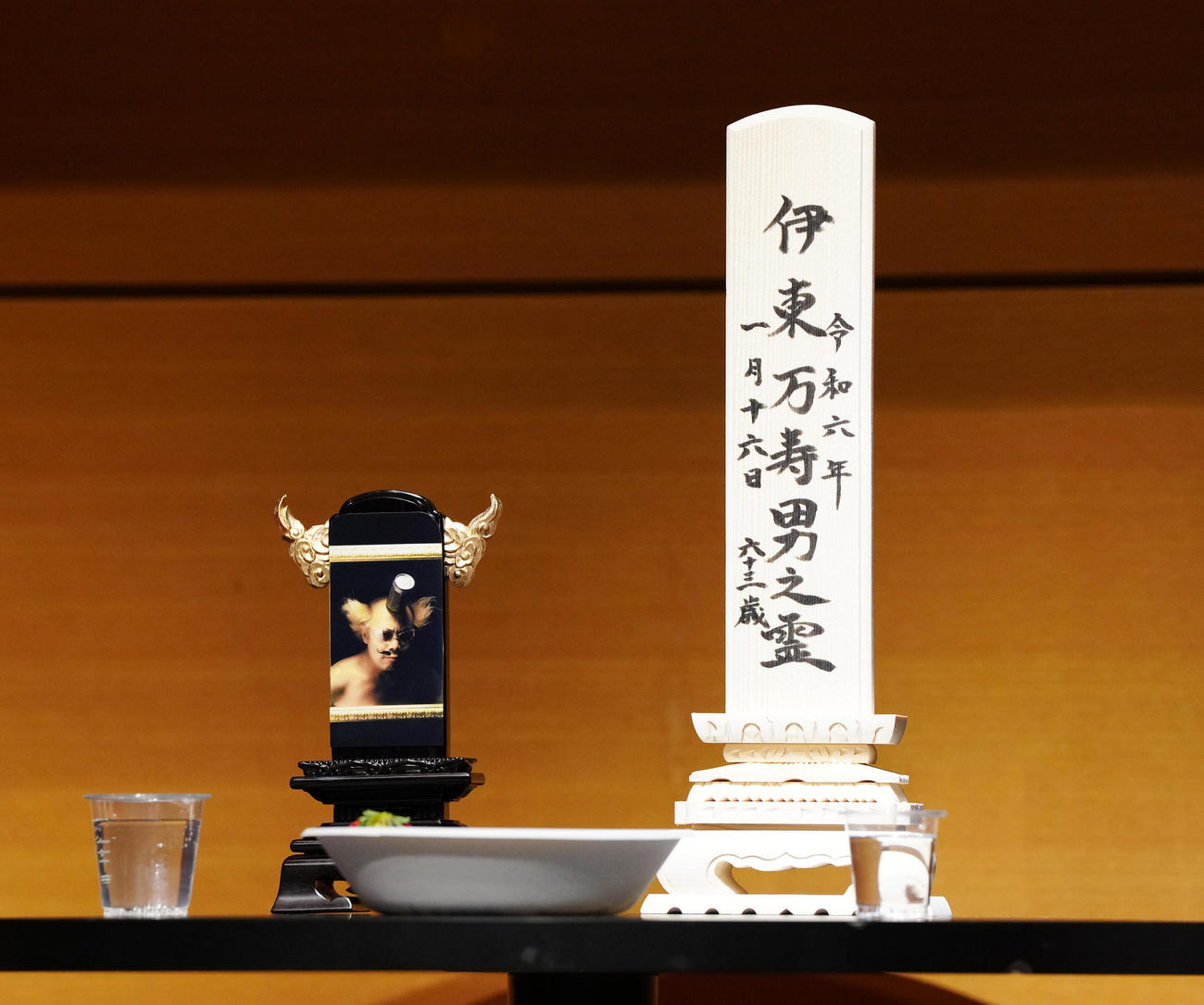 南部虎弾さんとエスパー伊東さんとの合同お別れ会の祭壇に置かれる位牌（いはい）（撮影・江口和貴）