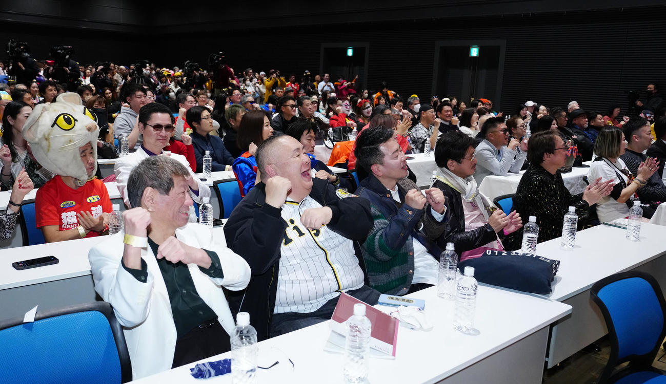 南部虎弾さんとエスパー伊東さんの合同お別れ会で盛り上がる出席者（撮影・江口和貴）