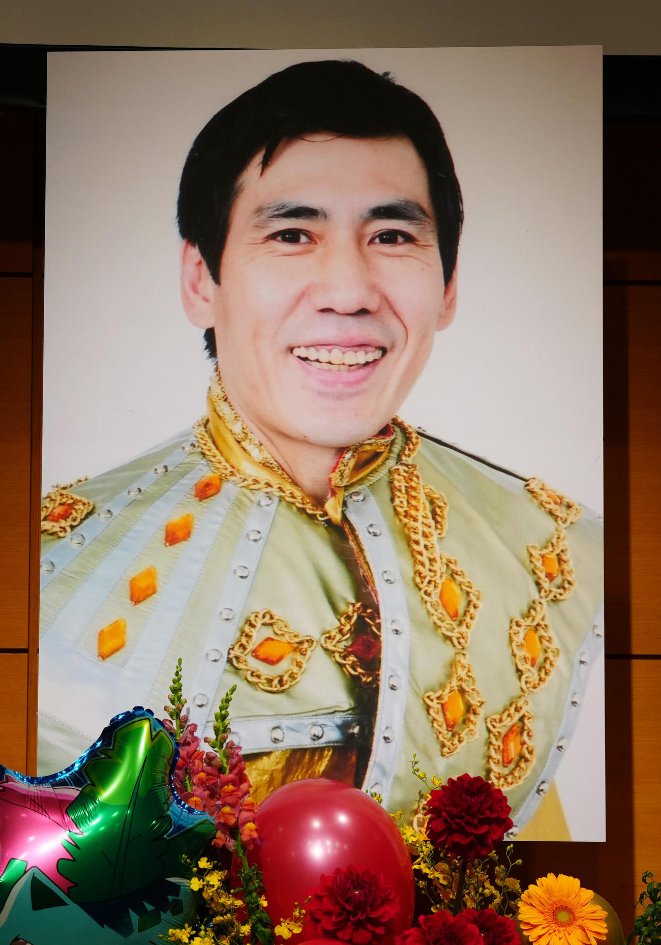祭壇に飾られるエスパー伊東さんの遺影（撮影・江口和貴）
