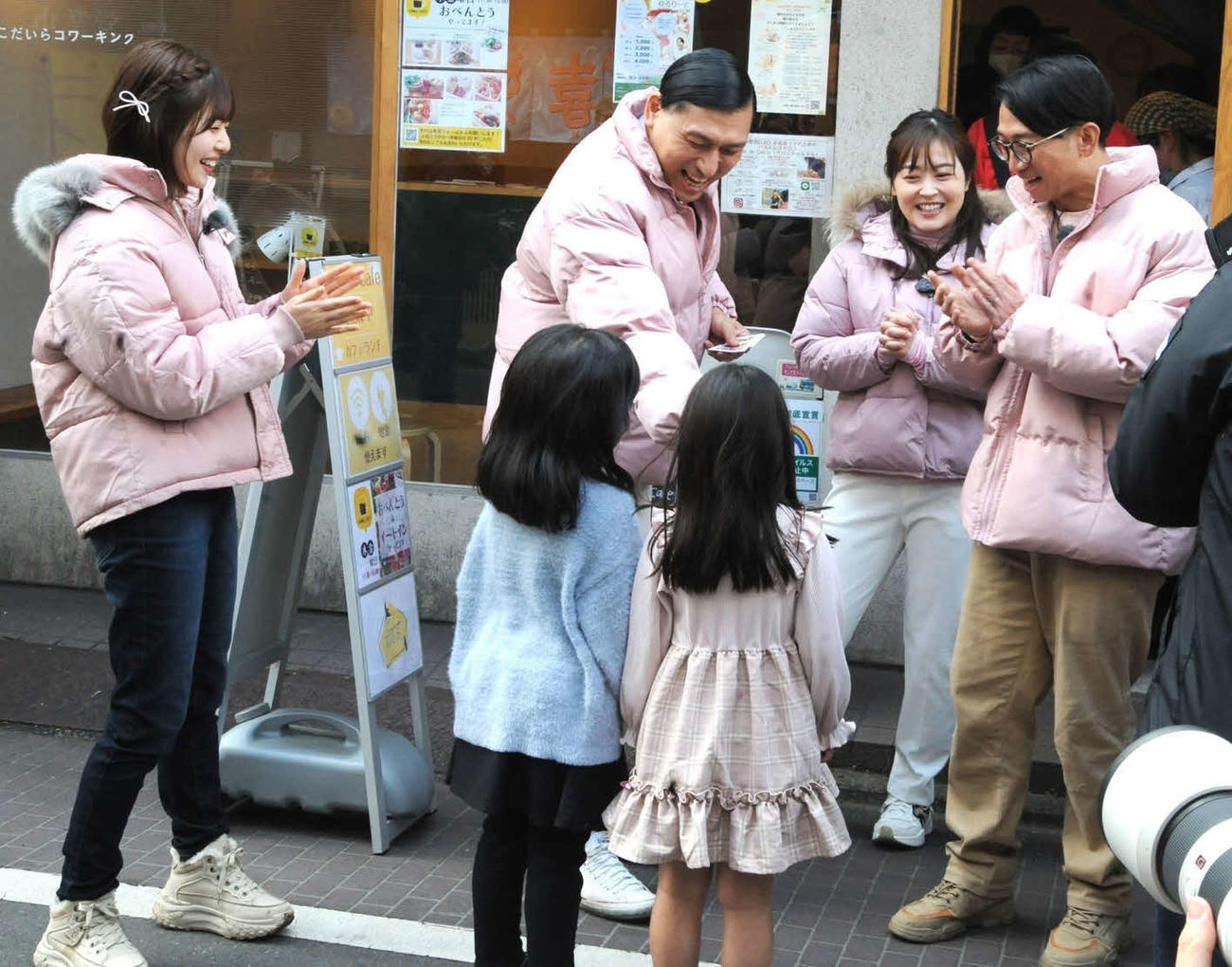 日本テレビのバラエティー番組「春日ロケーション」で東京・小平市を訪れて子どもとふれ合う、左から日向坂46松田好花、オードリーの春日俊彰、水卜麻美アナウンサー、どきどきキャンプの佐藤満春（撮影・松尾幸之介）