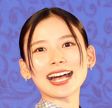 朝日奈央「ブラックガールズトーク」オフショット、制服姿披露に「高校生でも通用するぞ」