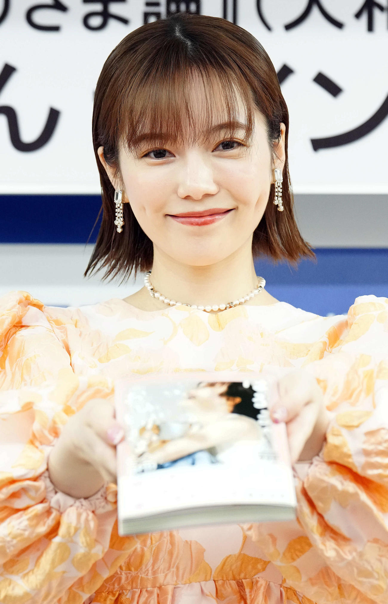 初のフォトエッセー「ぱるるのおひとりさま論」を発売し笑顔を見せる島崎遥香（撮影・たえ見朱実）