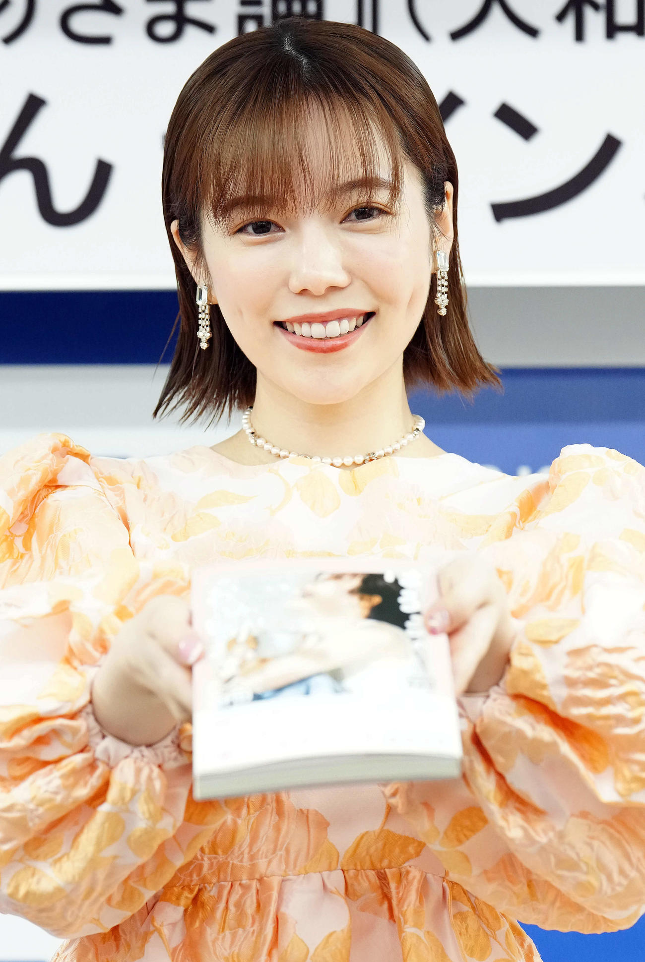 初のフォトエッセー「ぱるるのおひとりさま論」を発売し笑顔を見せる島崎遥香（撮影・たえ見朱実）