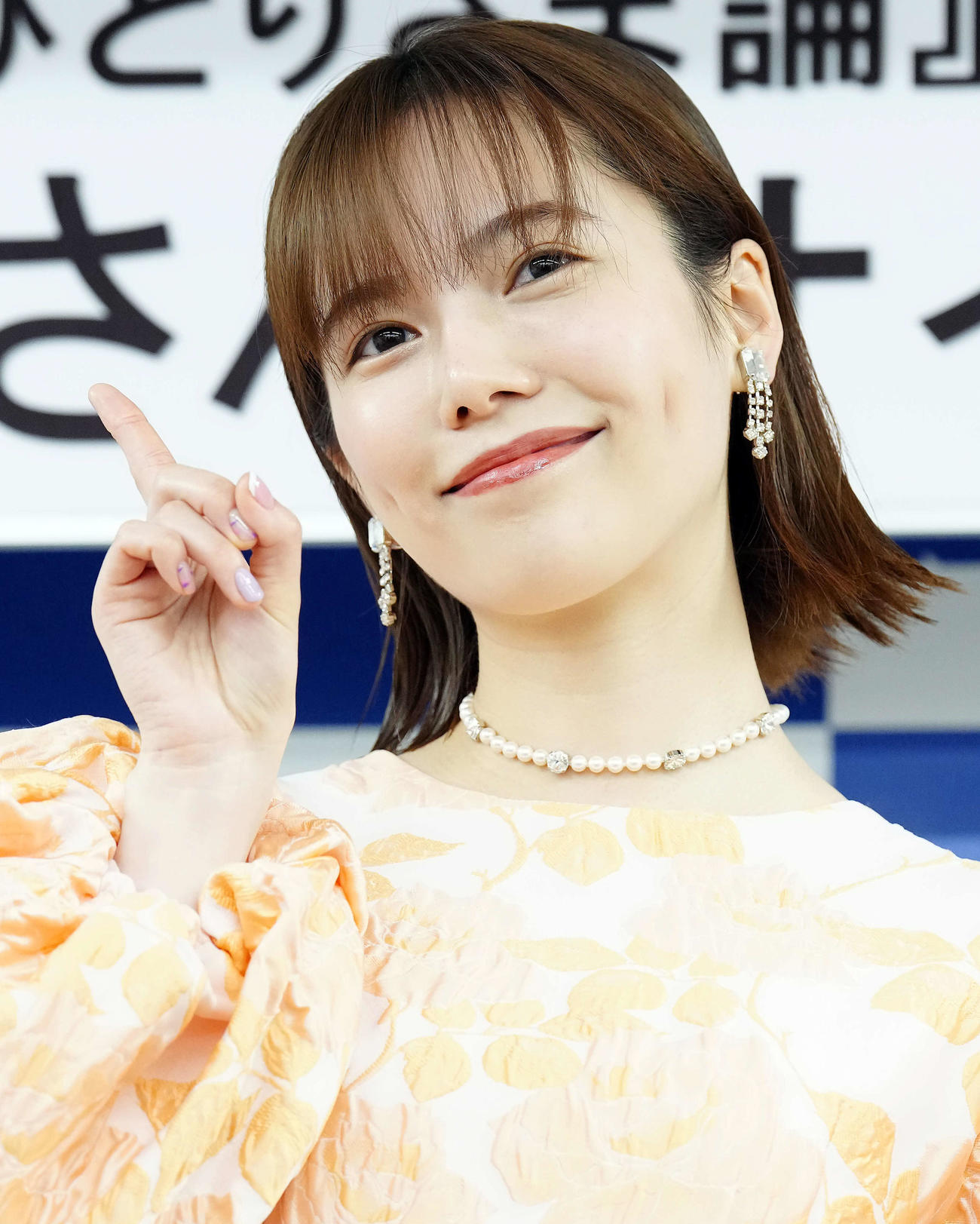 「おひとりさま」ポーズを決める島崎遥香（撮影・たえ見朱実）