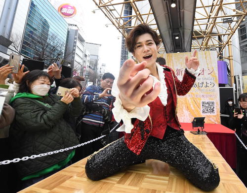 新浜レオン、木梨憲武＆所ジョージコラボの新曲「全てあげよう」渋谷での熱い「膝スラ」に大歓声