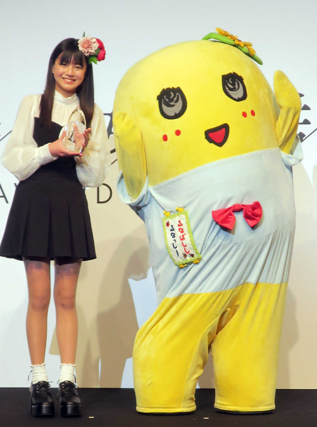「美少女図鑑AWARD2024」でグランプリに選ばれ、ふなっしーの祝福を受ける小原あめりさん