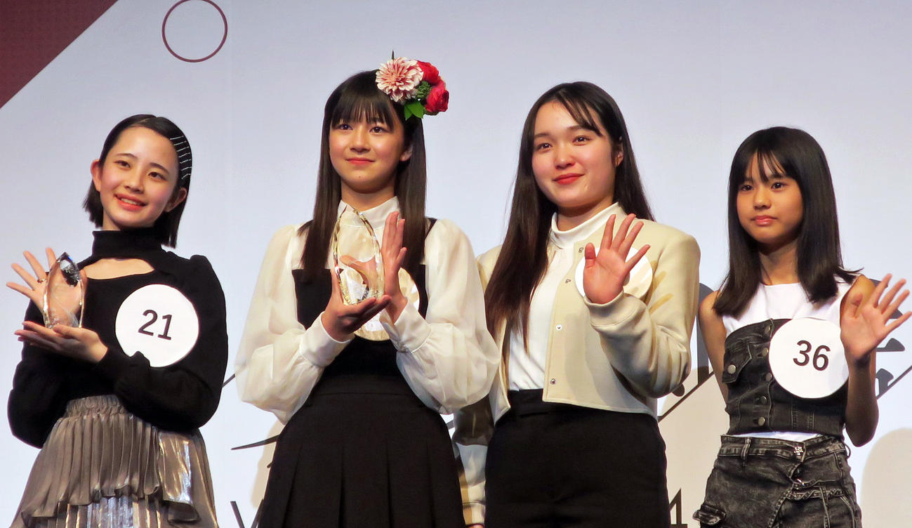 「美少女図鑑AWARD2024」授賞式で。左から、準ジランプリの怜生さん、グランプリの小原あめりさん、審査員特別賞の坂元彩華さん、比嘉メリアさん