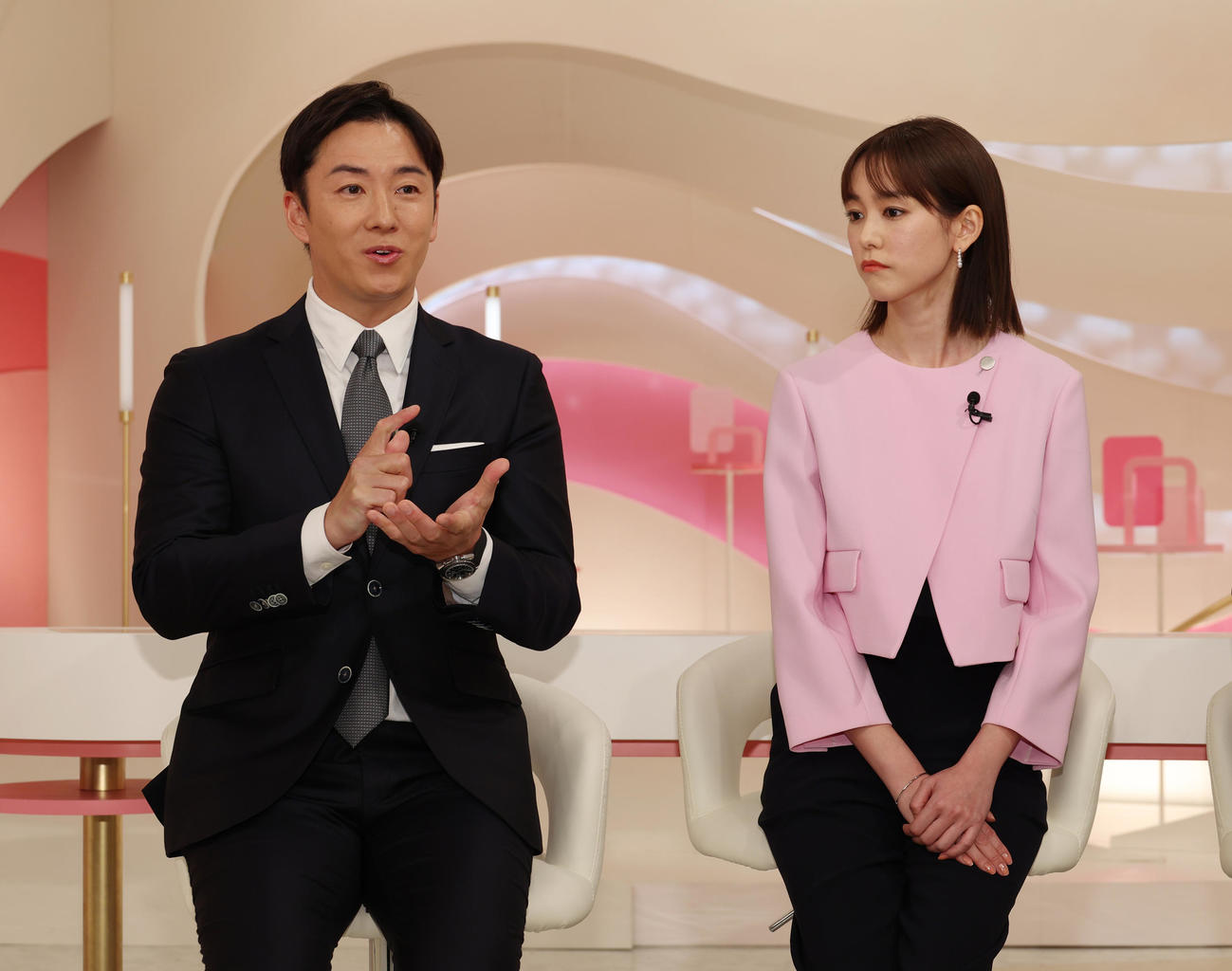 「news every．」キャスター就任会見を行った斎藤佑樹氏（左）と桐谷美玲（撮影・中島郁夫）