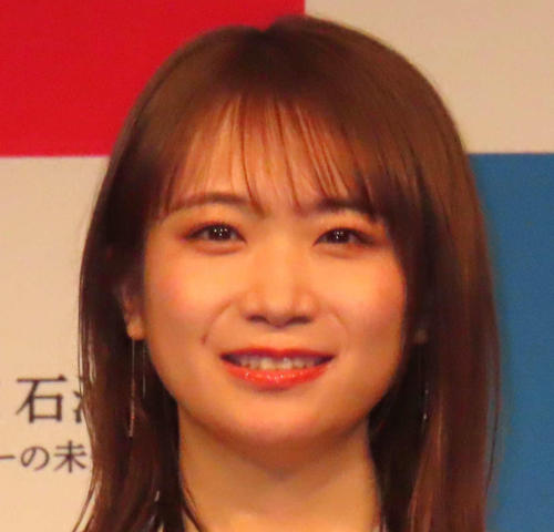 秋元真夏、カフェでくつろぐ“ニャンちゅう顔“ショット公開「笑顔がかわいい」「二刀流」の声