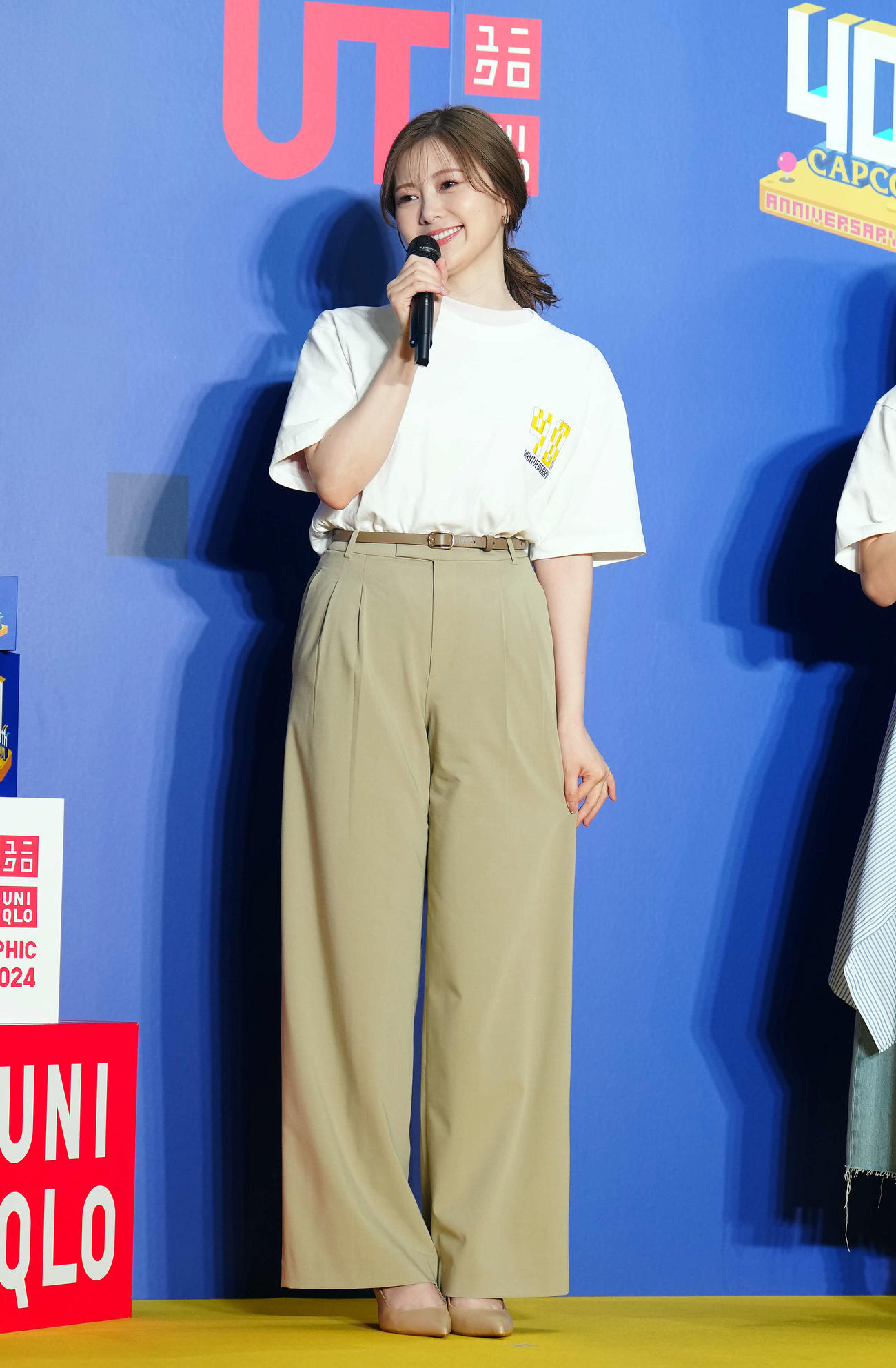 パンツスタイルで登壇した白石麻衣（撮影・たえ見朱実）