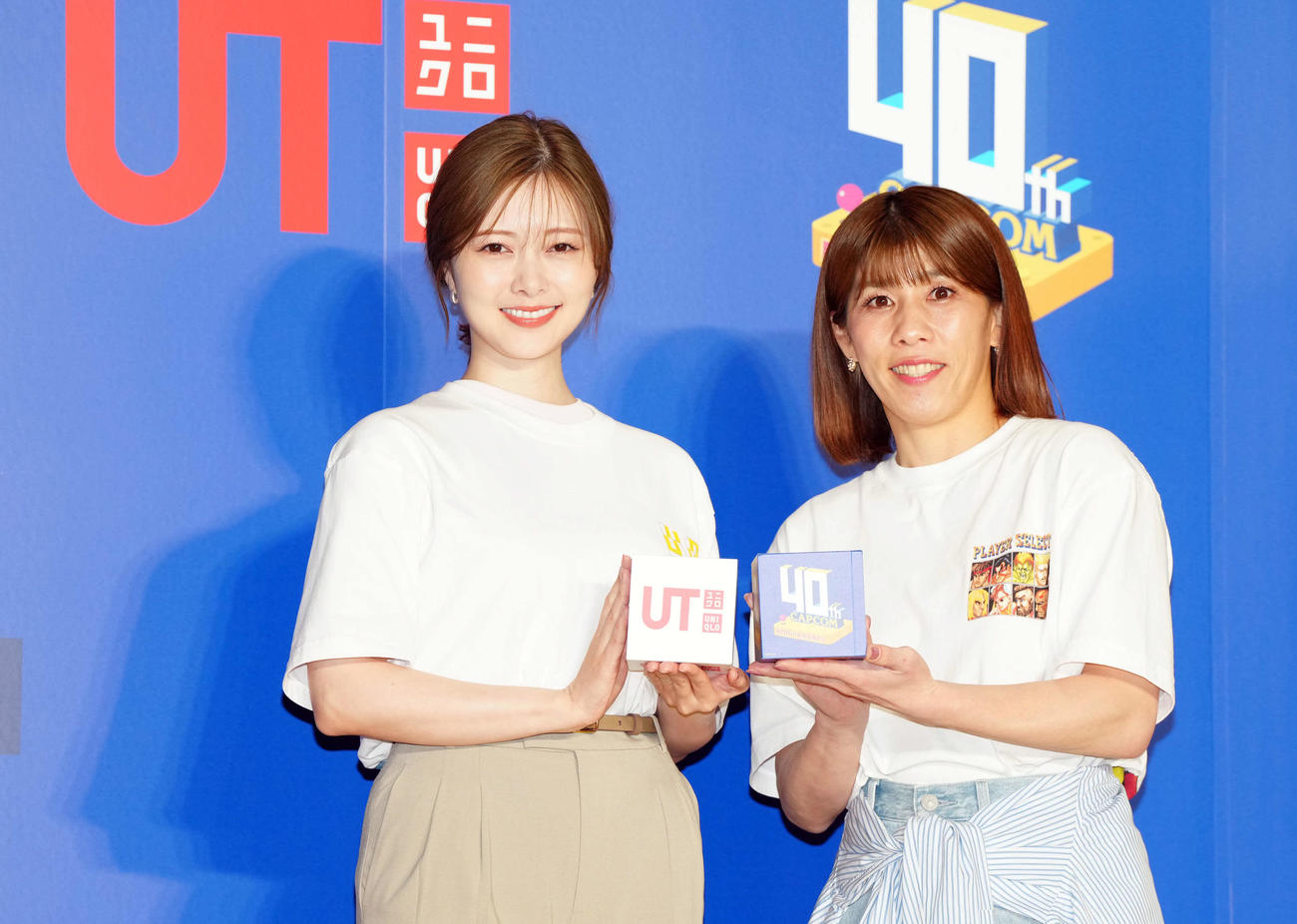 吉田沙保里さん（右）と記念撮影に納まる白石麻衣（撮影・たえ見朱実）