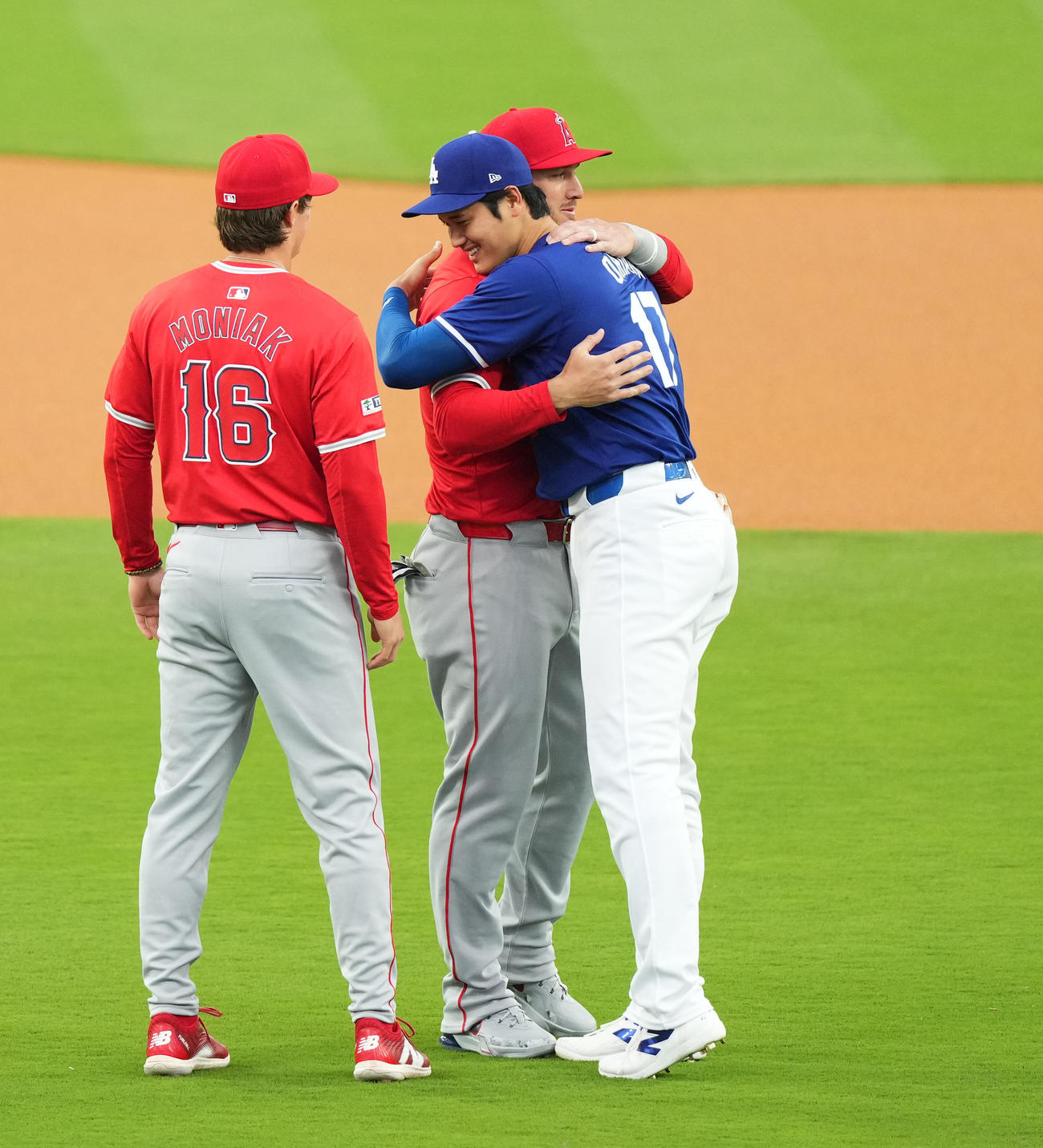 ドジャース対エンゼルス　試合前、エンゼルス・トラウトとハグするドジャース大谷（撮影・菅敏）