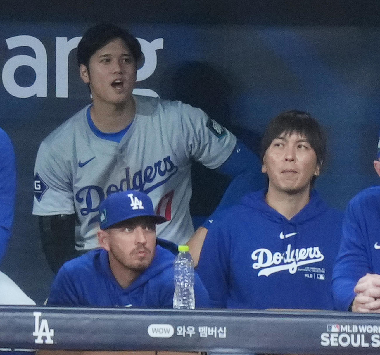 20日のパドレスとの開幕戦で試合を見守る水原一平氏（右）とドジャース大谷