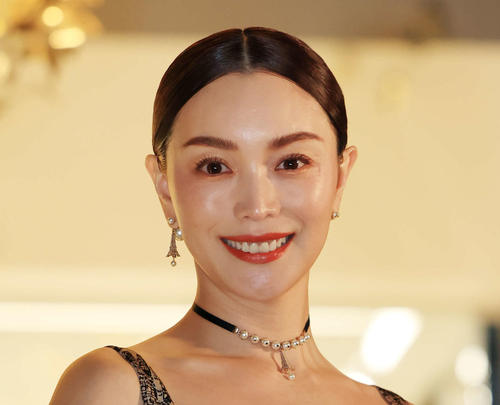振り向き美人蛯原友里、こちら見つめニッコリ　笑顔の動画にファン歓喜