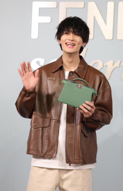 佐野勇斗120万円超えレザージャケットで登場「20代のうちは自分を