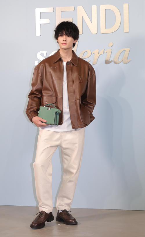 佐野勇斗120万円超えレザージャケットで登場「20代のうちは自分を
