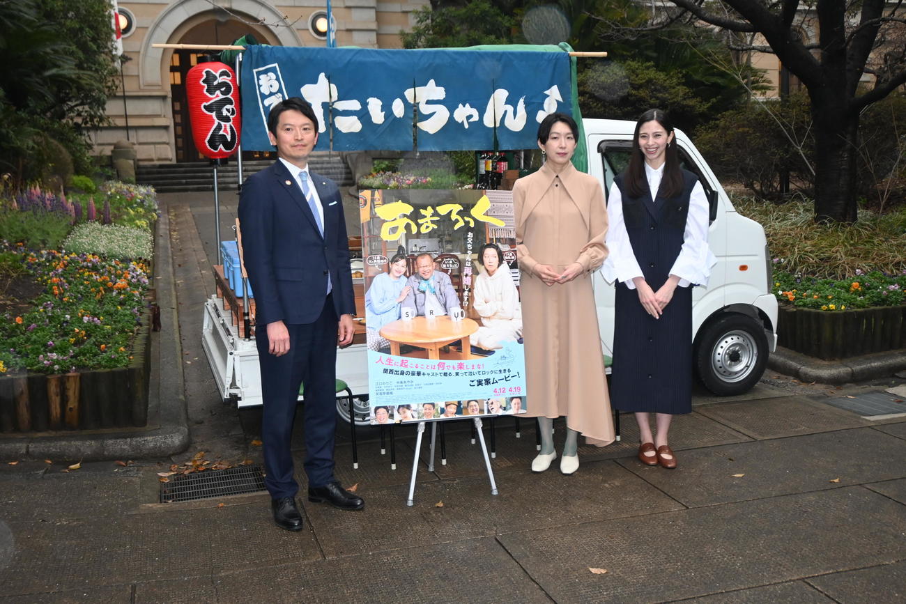 映画で使用された軽トラをバックに写真に納まる、左から兵庫県の斎藤元彦知事、江口のりこ、中条あやみ（撮影・松浦隆司）