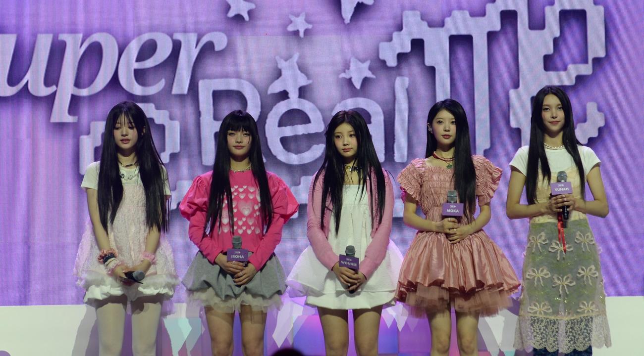 デビュー記念のメディアショーケースを行ったILLIT。左からMINJU、IROHA、WONHEE、MOKA、YUNAH