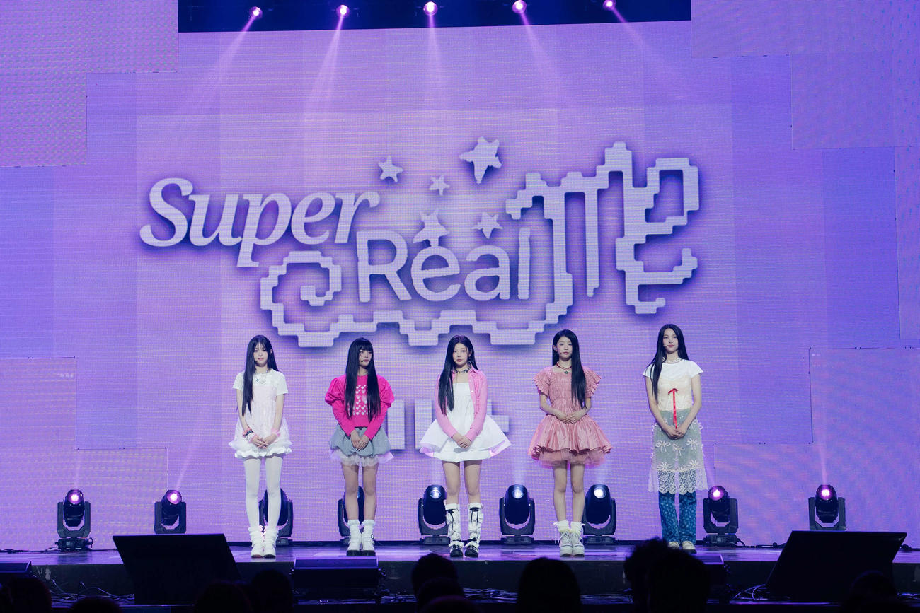 デビュー記念のメディアショーケースを行ったILLIT。左からMINJU、IROHA、WONHEE、MOKA、YUNAH（（P）＆（C）　BELIFT LAB Inc．）