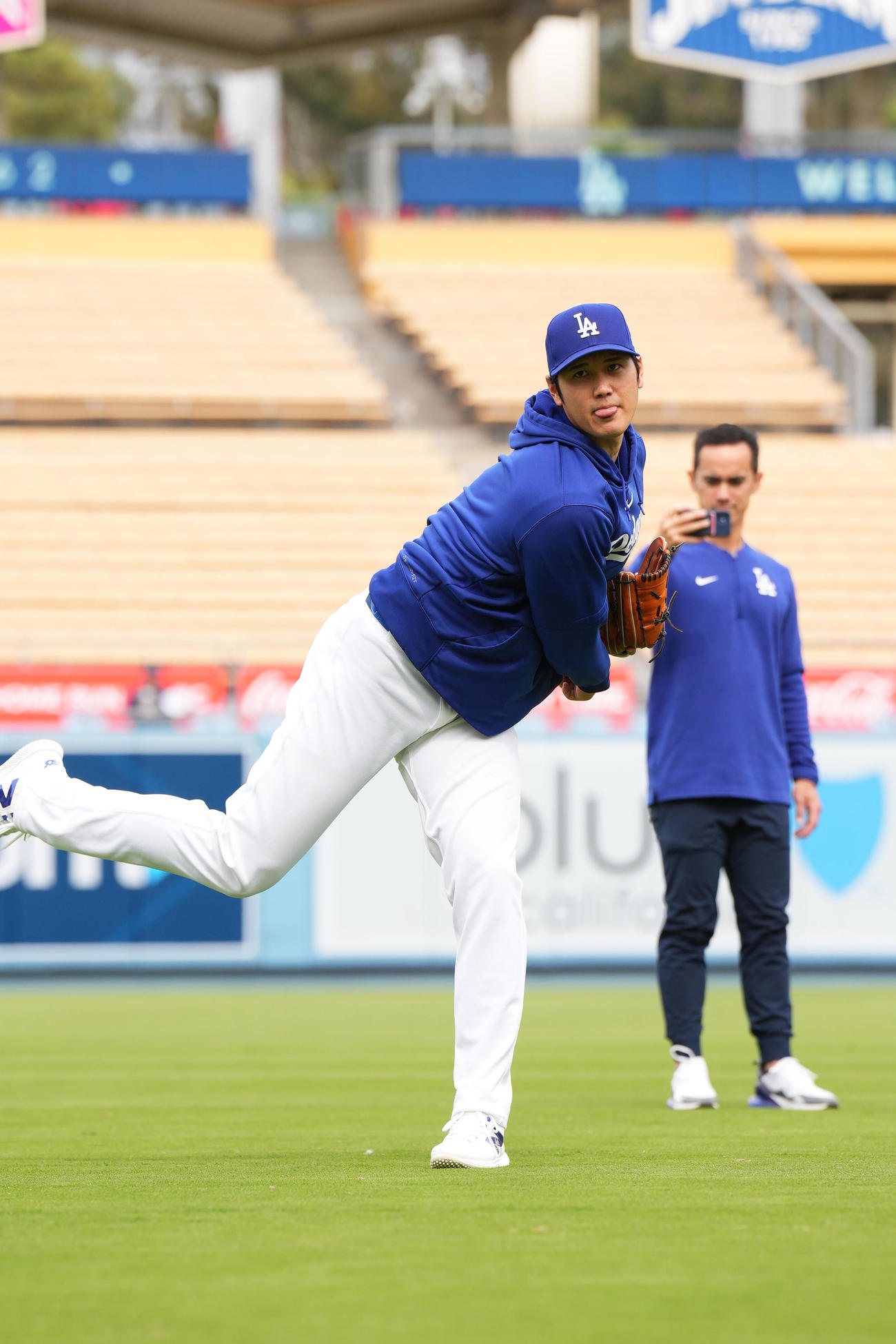 右ひじ手術後、初めてキャッチボールをするドジャース大谷（撮影・菅敏）