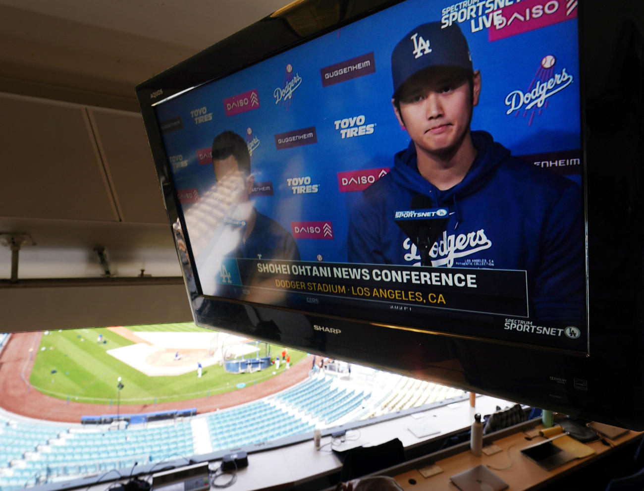ドジャースタジアムの記者席に映されたドジャース大谷の会見（撮影・菅敏）