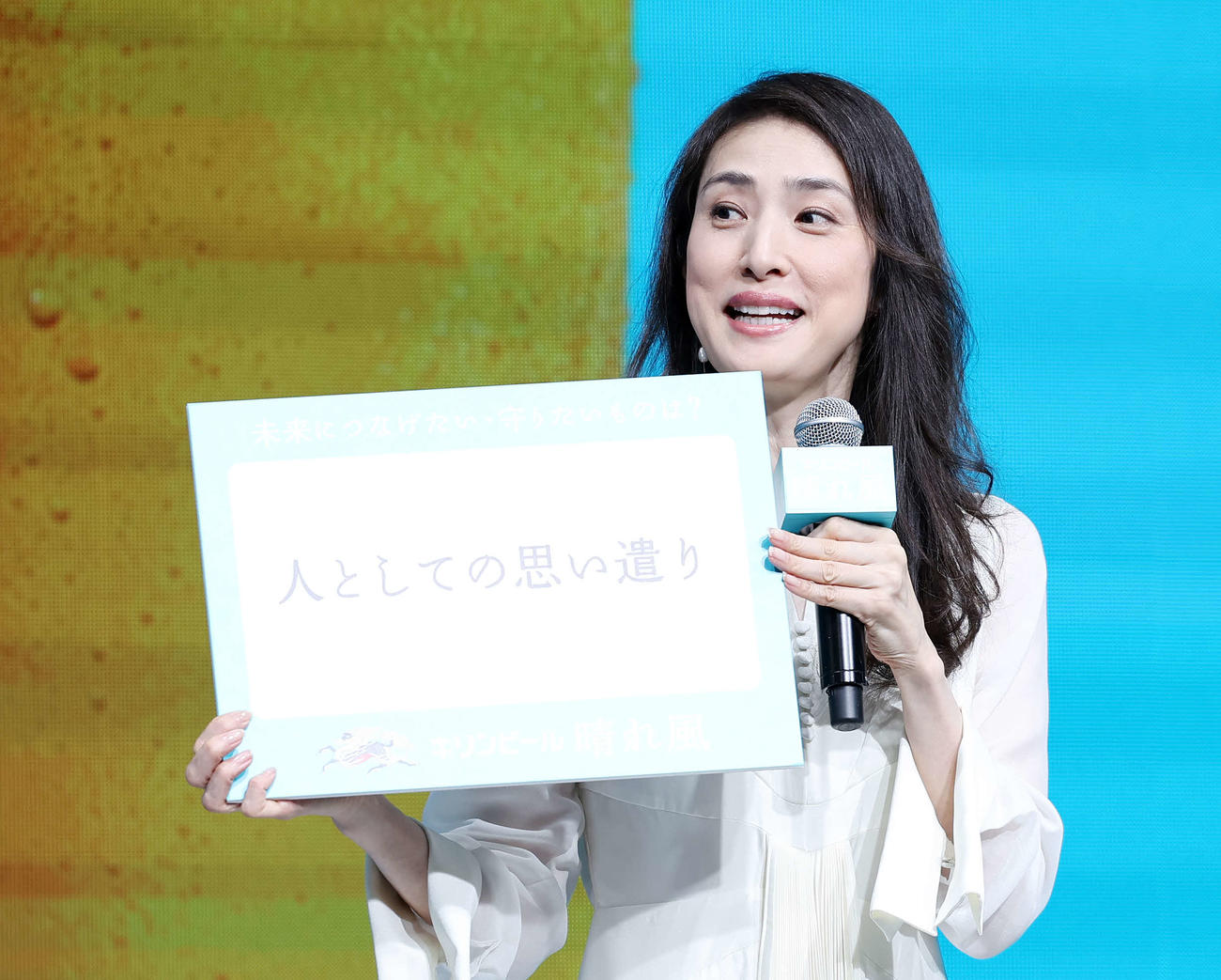 未来につなげたい・守りたいものの質問に「人としての思い遣り」と答えた天海祐希（撮影・鈴木正人）
