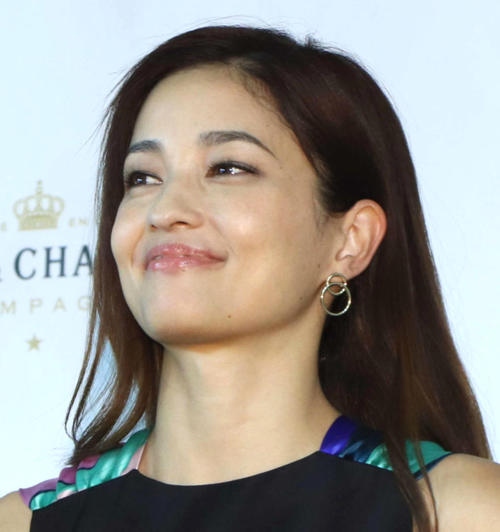 黒木メイサ「やっぱ沖縄だいすきだあー」故郷でのびのび　背中見せコーデに「後ろ姿も素敵」の声
