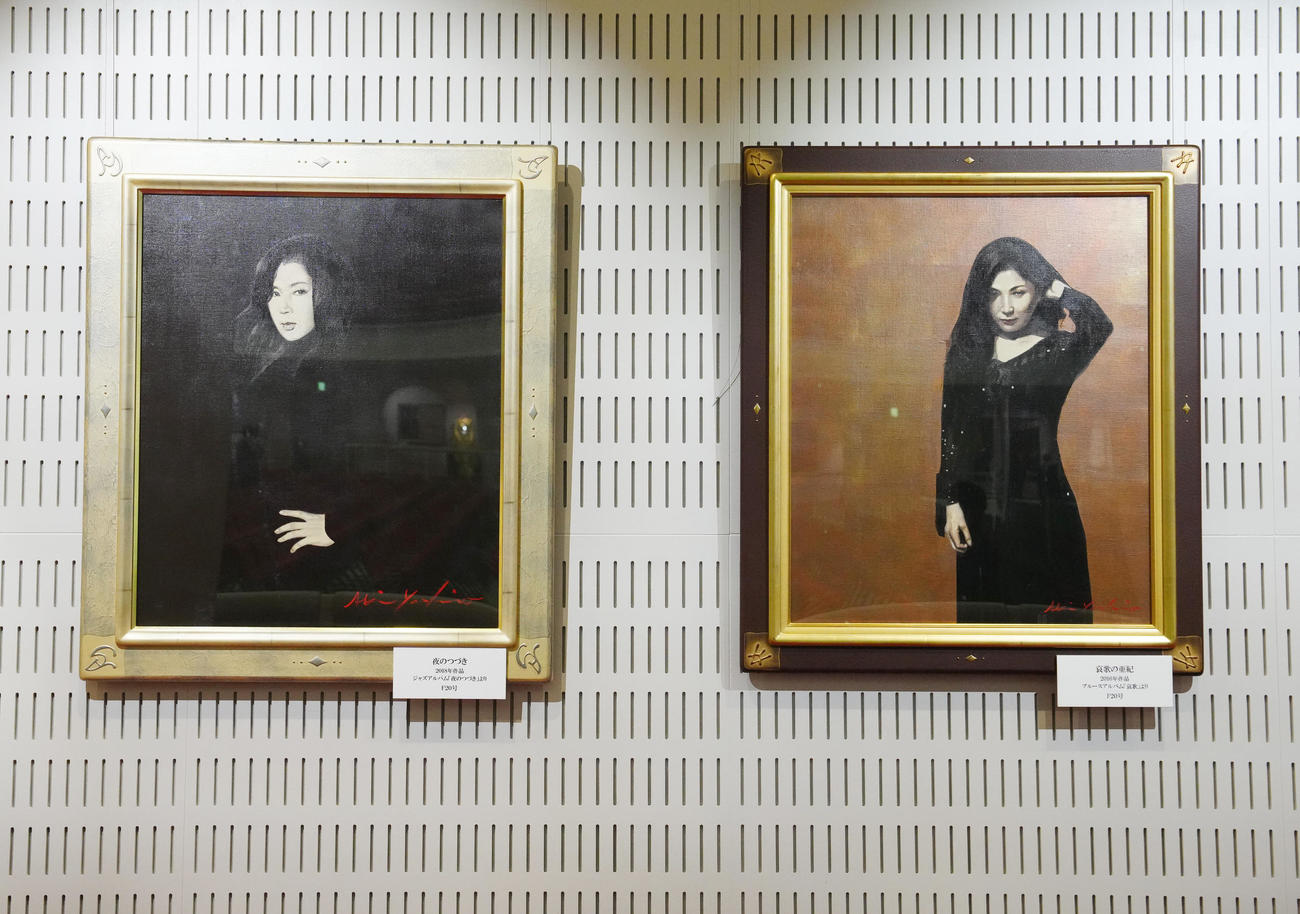 八代亜紀さんお別れの会の会場に展示される油絵（撮影・江口和貴）