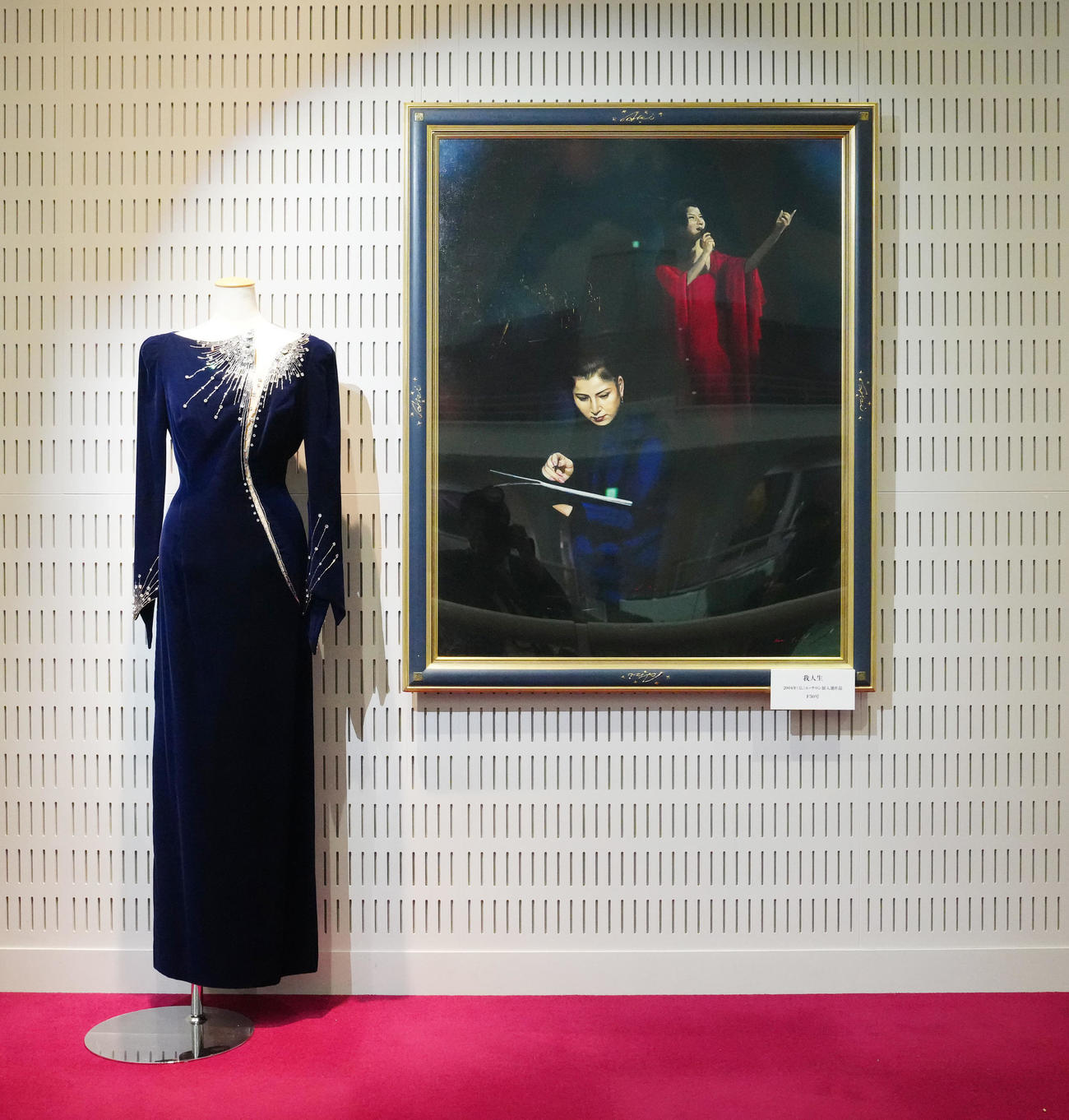 八代亜紀さんお別れの会の会場に展示される衣装と油絵（撮影・江口和貴）