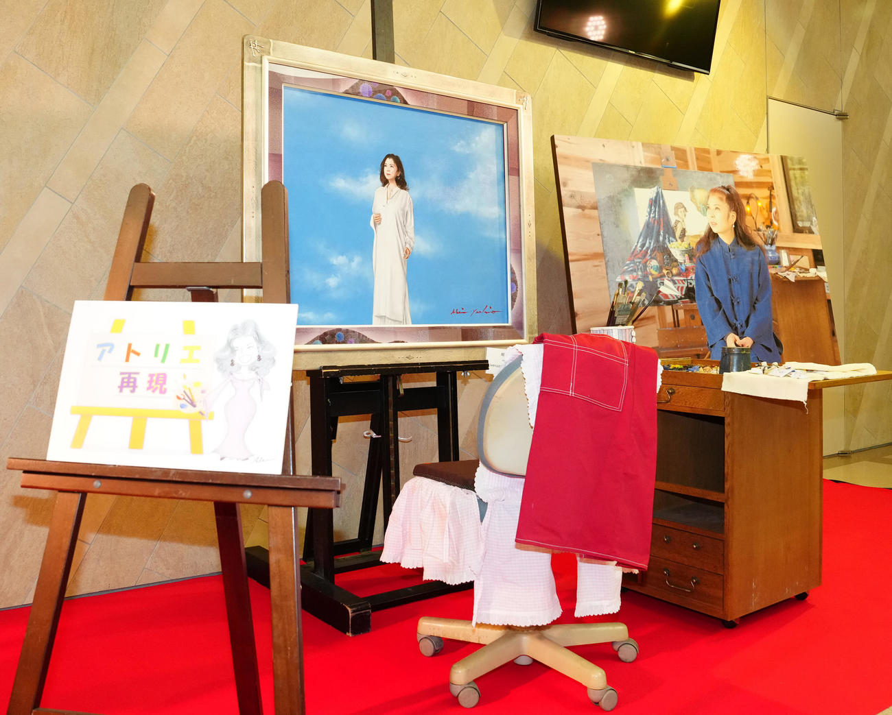 八代亜紀さんお別れの会の会場に展示されるアトリエを再現したブース（撮影・江口和貴）