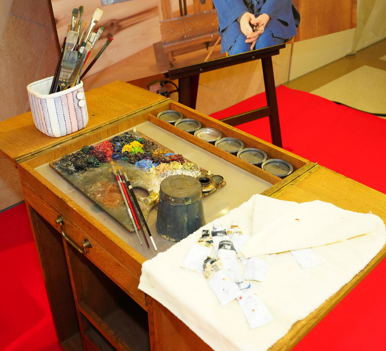 八代亜紀さんお別れの会の会場で展示される再現されたアトリエ（撮影・江口和貴）