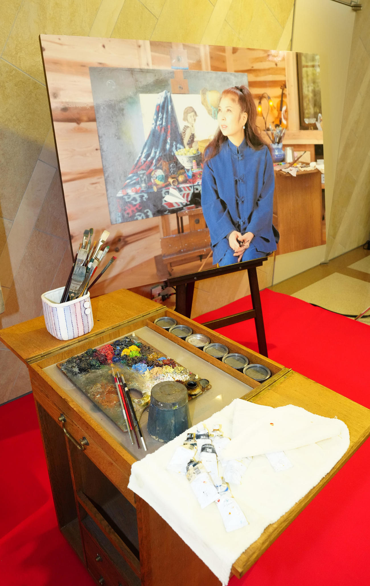 八代亜紀さんお別れの会の会場で展示される再現されたアトリエ（撮影・江口和貴）