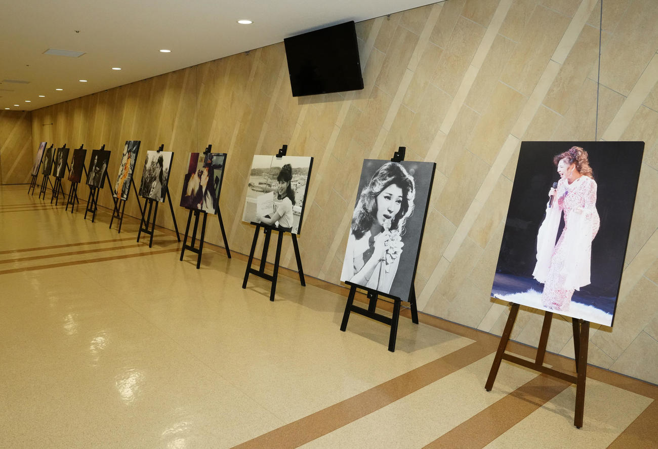 八代亜紀さんお別れの会の会場で展示される写真パネル（撮影・江口和貴）