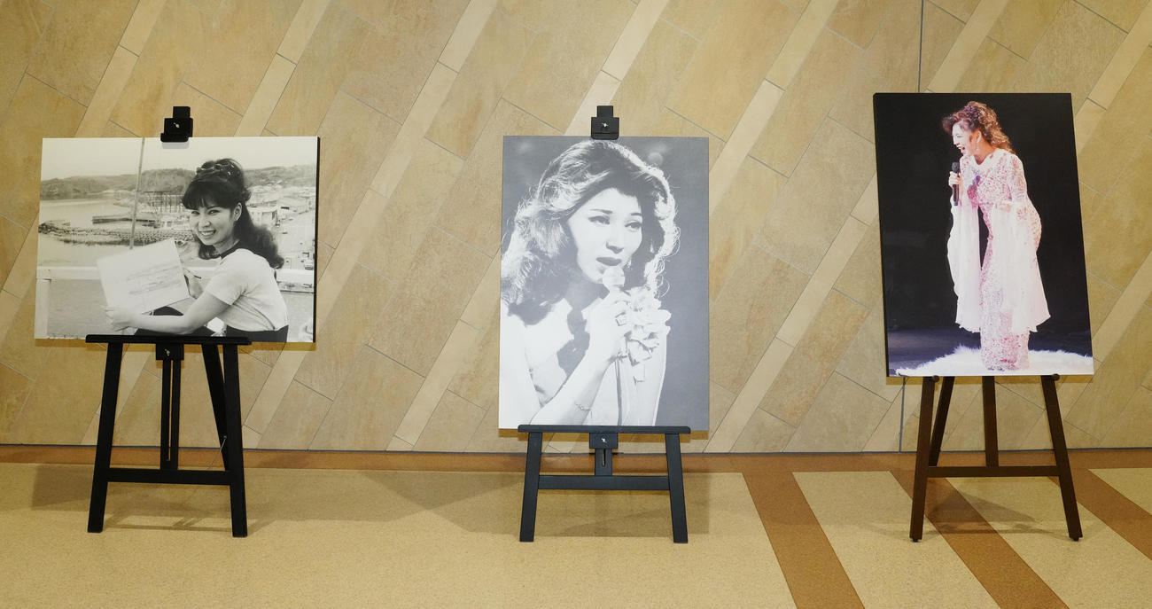八代亜紀さんお別れの会の会場で展示される写真パネル（撮影・江口和貴）