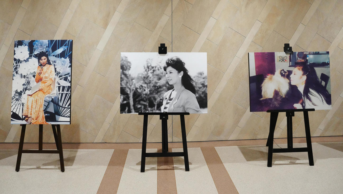 八代亜紀さんお別れの会の会場で展示される写真パネル（撮影・江口和貴）
