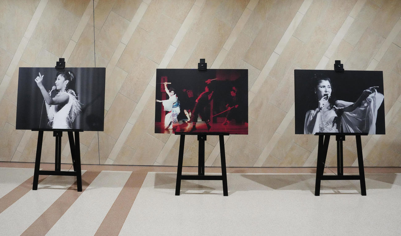 八代亜紀さんお別れの会の会場で展示される写真パネル（撮影・江口和貴）